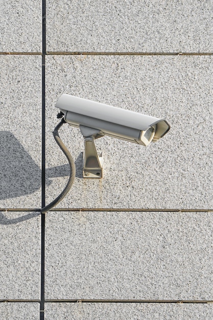 Caméra de surveillance sur un mur de béton à l'extérieur