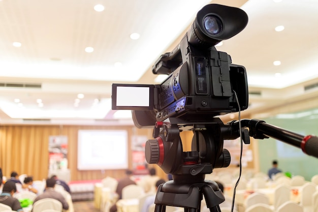 Photo la caméra vidéo a établi un record d'audience lors d'un séminaire dans la salle de conférence. réunion d'entreprise, centre de congrès d'exposition, annonce d'entreprise, conférencier, industrie du journalisme