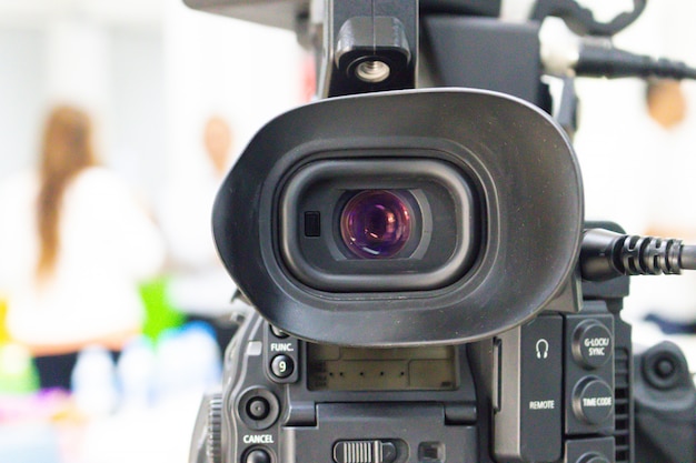 Photo caméra vidéo qui enregistre un groupe de personnes