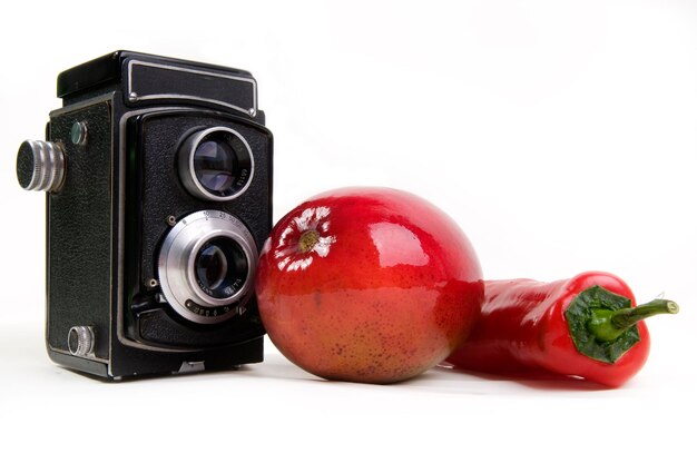 Photo caméra de vigne avec du piment épicé et de la mangue délicate