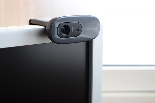 Une caméra Web moderne est installée sur le corps d&#39;un moniteur à écran plat