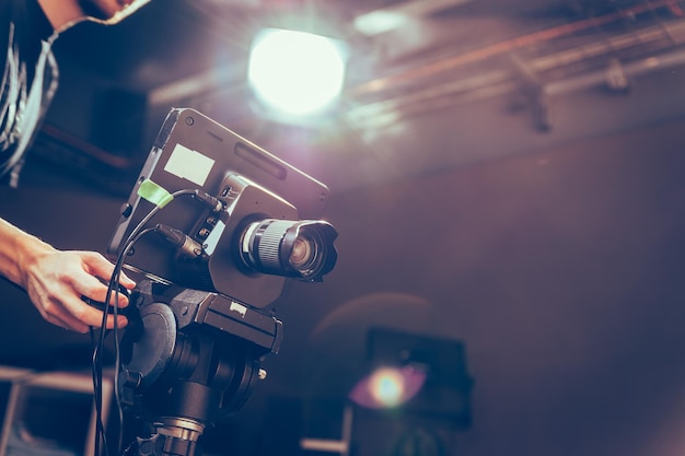 Le caméraman exploite un studio de diffusion de caméras de cinéma
