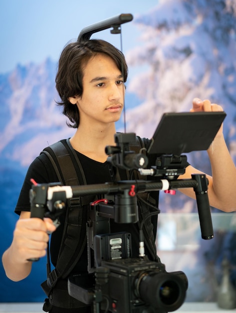 Le caméraman prend des photos et enregistre une vidéo. Apprentissage d'un adolescent.