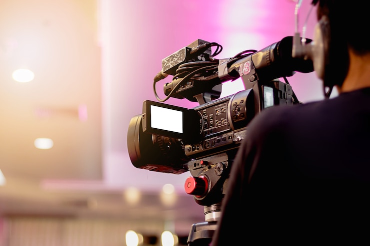 Photo caméraman professionnel - couvrir un événement avec une vidéo