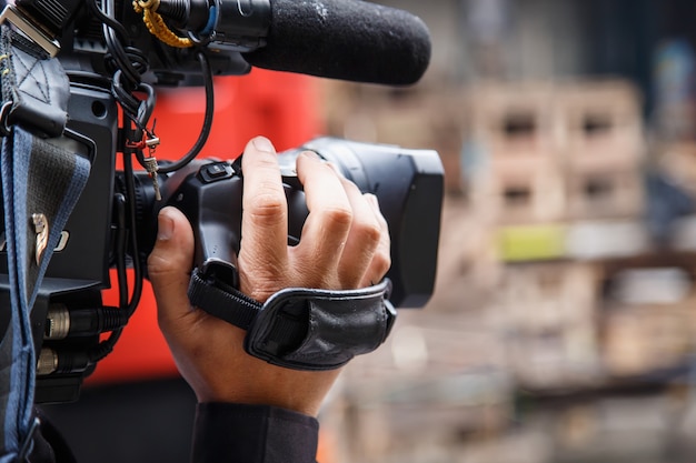 Cameraman travaillant dans la rue