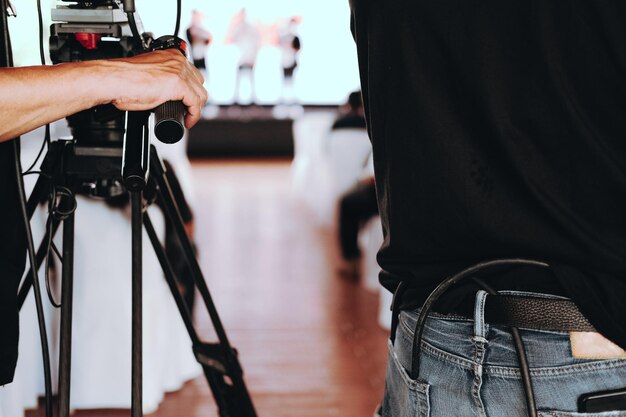 Photo des caméramens en train de filmer en studio.