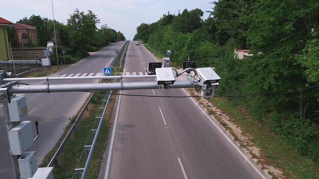 Des caméras et des radars de contrôle de vitesse le long d'une autoroute très fréquentée surveillent et enregistrent les excès de vitesse