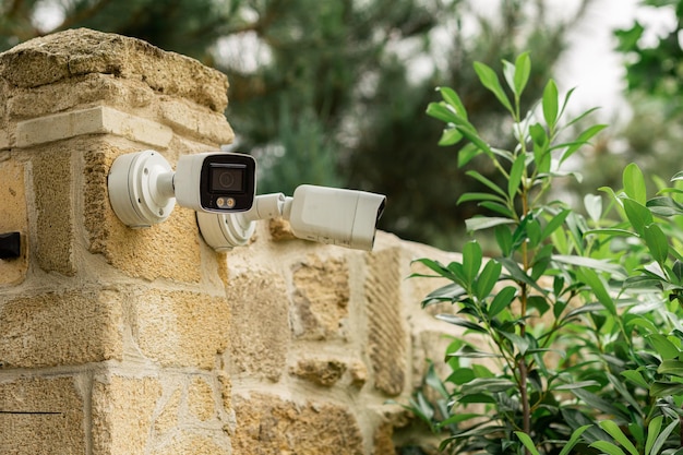 Caméras de sécurité futuristes scannant la rue en 4K