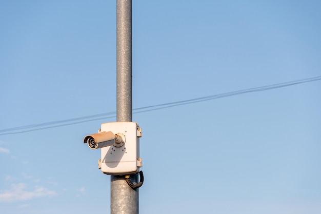 Caméras de vidéosurveillance à la gare Caméra de surveillance sur un poteau métallique contre le ciel Systèmes de surveillance cachés pour protéger les marchandises et les passagers transportés Transport de marchandises par chemin de fer