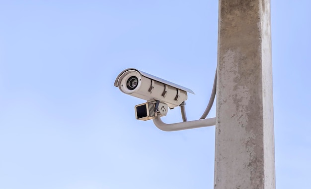 Caméras de vidéosurveillance installées à l'extérieur du concept de protection de la sécurité du bâtiment