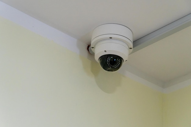 Caméras de vidéosurveillance modernes avec accès Internet à distance à l'intérieur du magasin Systèmes de sécurité dans une discothèque et un restaurant Caméra CCTV ronde en gros plan au plafond