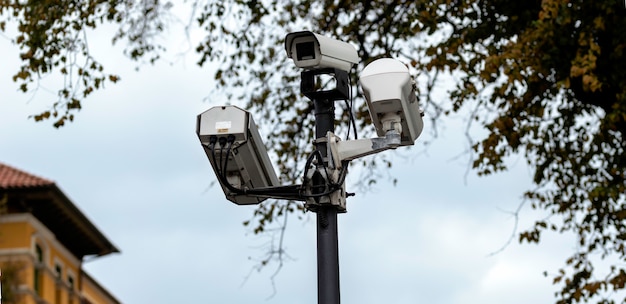 Caméras de vidéosurveillance de sécurité sur un lampadaire dans le parc