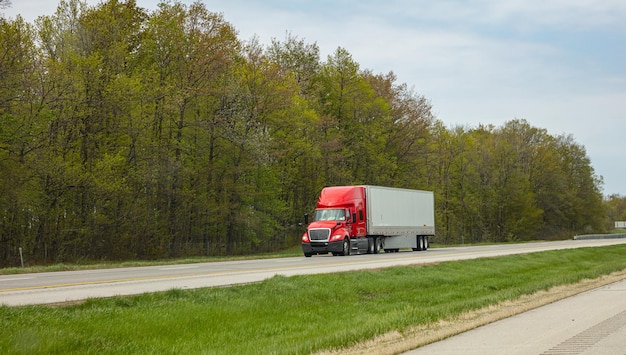 Camion sur une autoroute au printemps américain