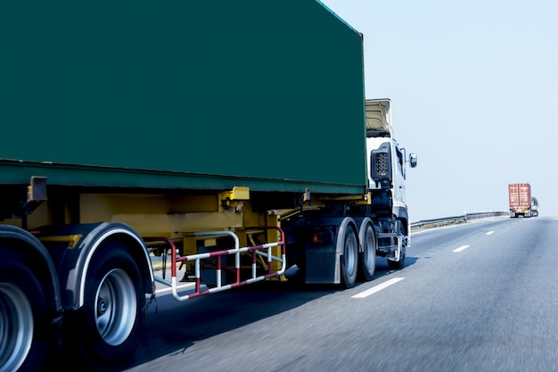 Camion sur autoroute avec conteneur vert, transport sur autoroute