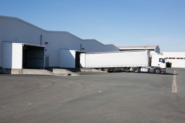 Camion blanc à l'industrie du quai de chargement