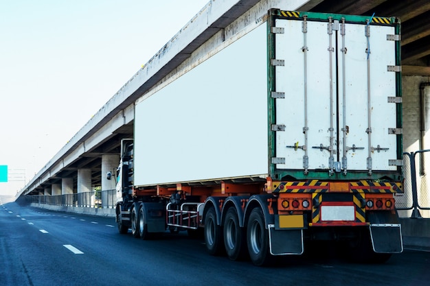 Camion blanc sur route avec conteneur