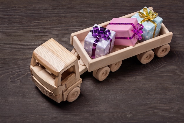 Camion en bois jouet avec coffrets cadeaux.