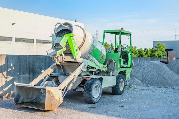 Photo un camion de ciment sur un chantier de construction