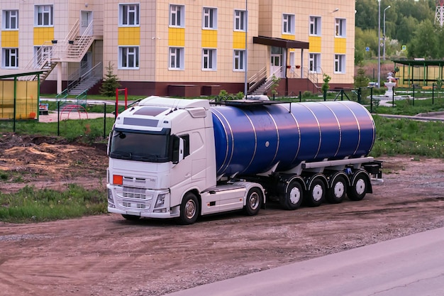 Camion-citerne à la campagne