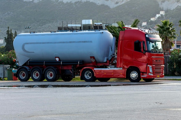 Camion-citerne à essence transportant des lubrifiants garés près de la route en gros plan