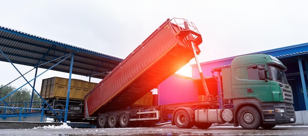 Un camion décharge des produits à l'usine à l'aube