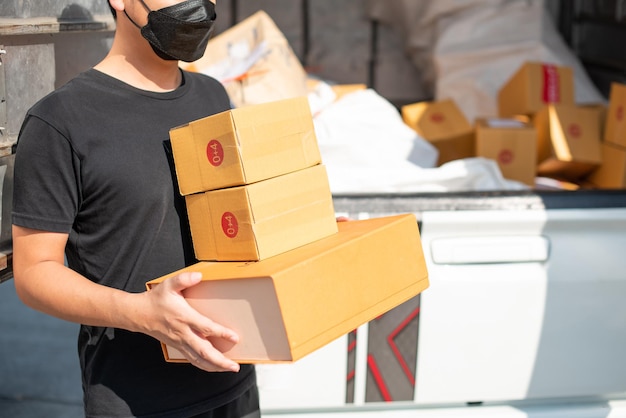 Camion Déménageurs Chargement Van Transportant Des Boîtes Et Déménagement Courrier Portant Un Masque Livreur Asiatique