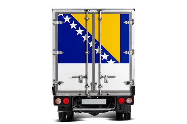 Un camion avec le drapeau national de la Bosnie-Herzégovine représenté sur le portemanteau roule sur un fond blanc Concept de transport d'export-import livraison nationale de marchandises