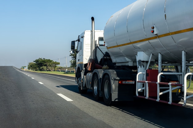 Camion à essence sur autoroute avec réservoir