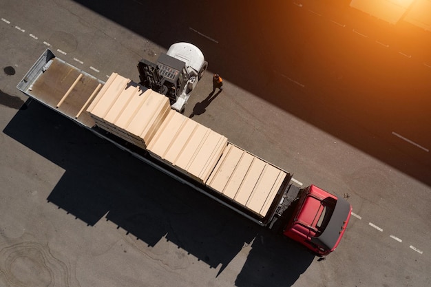 Photo le camion est chargé de contreplaqué à la vue de dessus de l'usine