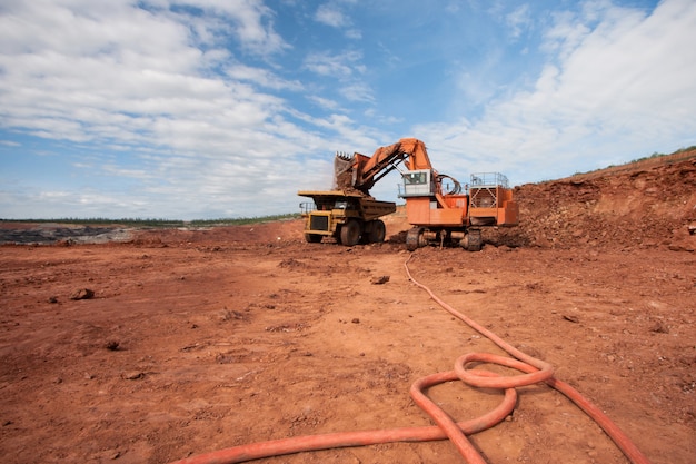 Photo un camion est chargé de minerai sur un site minier