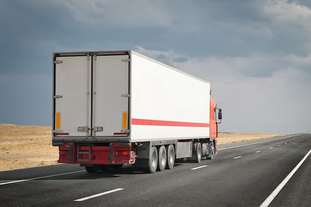 Camion de fret sur la route