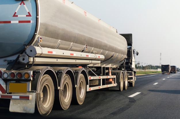 Camion de gaz ou de pétrole sur le conteneur routier d&#39;autoroute, importation, exportation transport logistique