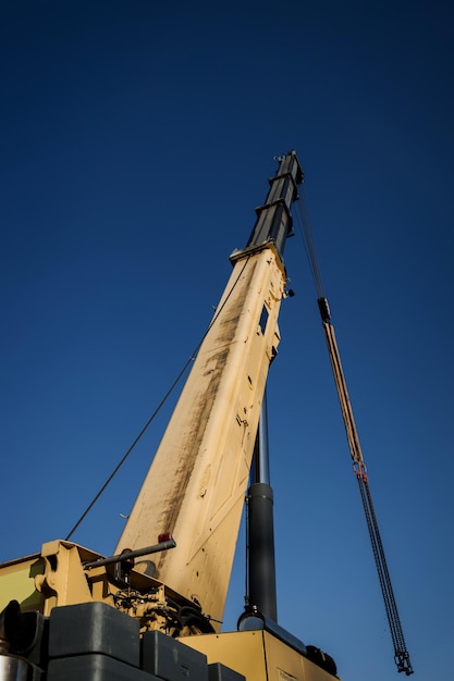 Camion-grue sur un chantier de construction. Grue mobile