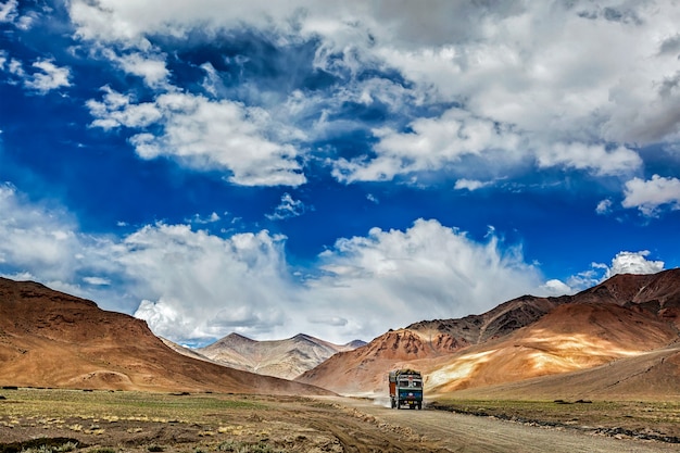 Camion indien sur la route Trans-Himalaya Manali-Leh en Himalaya.