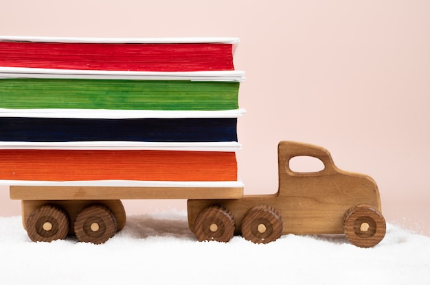 Camion jouet en bois et pile de livres. Concept de cadeau de Noël. photo de haute qualité