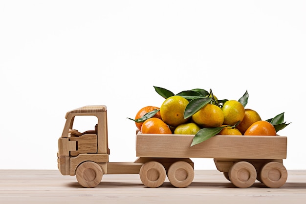 Camion jouet avec mandarines et clémentines.