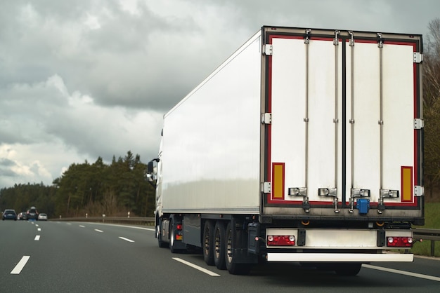 Camion de livraison sur l'autoroute de l'Europe Semi-remorque avec remorque de fret roulant dans le tunnel Camion en mouvement rapide Chauffeur de camion monte son camion moderne