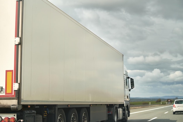 Camion de livraison sur l'autoroute de l'Europe Semi-remorque avec remorque de fret roulant dans le tunnel Camion en mouvement rapide Chauffeur de camion monte son camion moderne