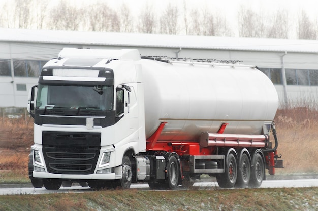 Un camion de livraison de pétrole et de gaz sur l'autoroute. Il transporte du carburant et du GPL.