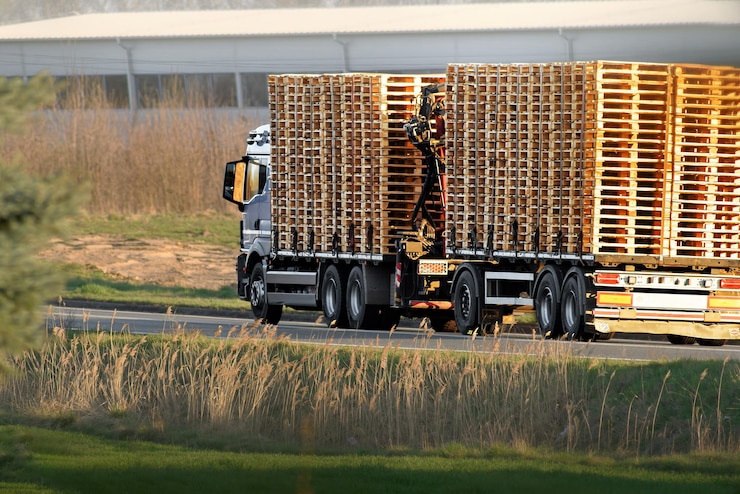 Photo camion logistique avec palettes en bois empilées