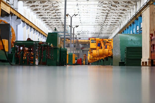 Photo camion lourd à moitié prêt debout à la fin de la ligne de production