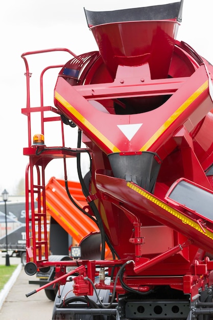 Le camion malaxeur à béton pour bâtiment de construction à l'extérieur