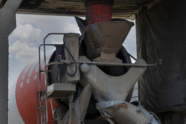 Le camion malaxeur charge le béton à l'usine Transport du béton sur le chantier Équipement de construction pour la livraison du béton