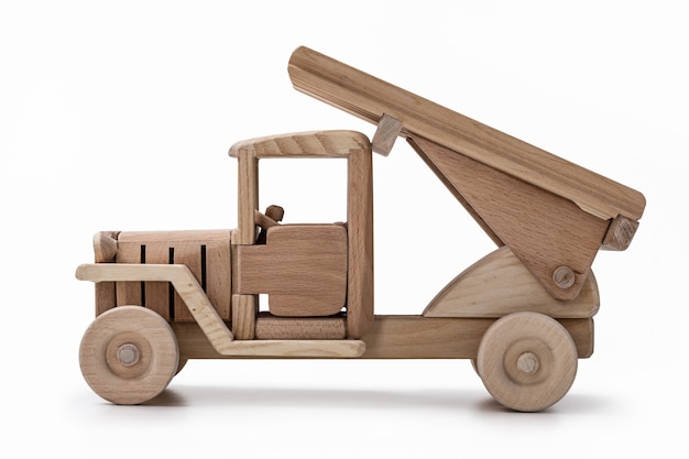 Un camion militaire en bois miniature dans le studio.