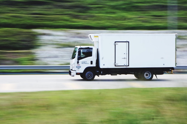 Photo camion en mouvement sur la route