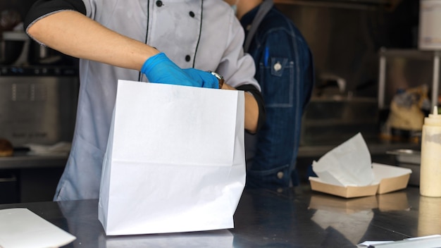 Camion de nourriture, cuisinier finissant une commande