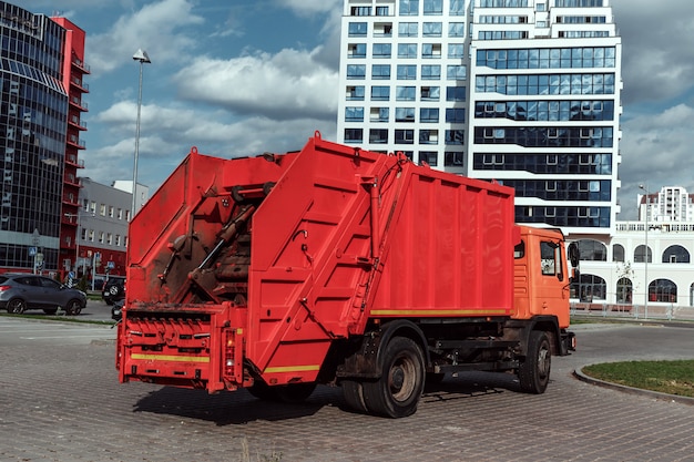 Camion à ordures dans le parking, élimination des ordures.