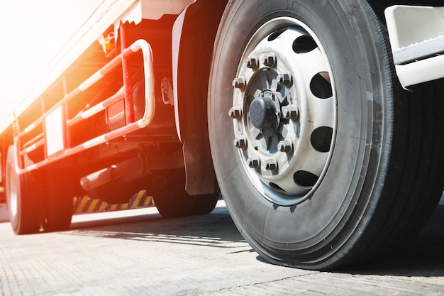 Photo camion un parking devant un camion roues industrie route fret camion transport