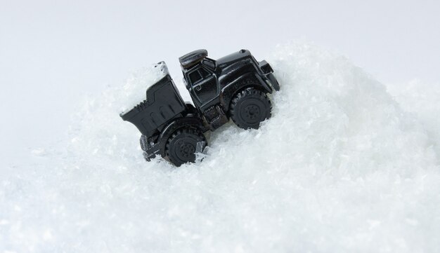 Le camion passe une congère beaucoup de neige hors route
