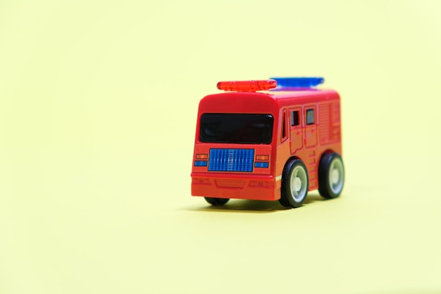 Camion de pompier rouge